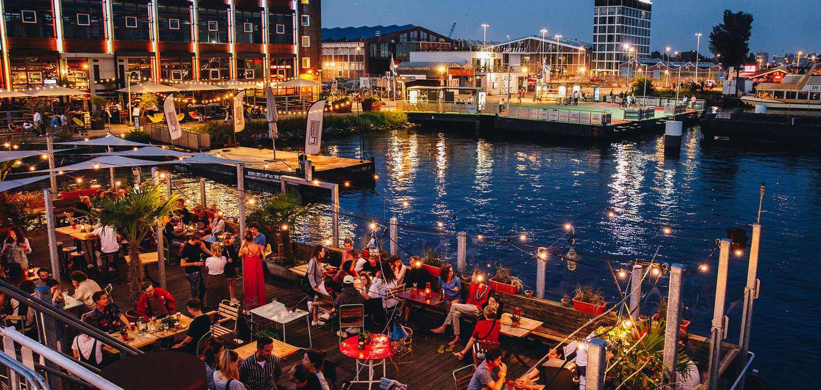 Het terras van Het Veronica Schip bij schemering