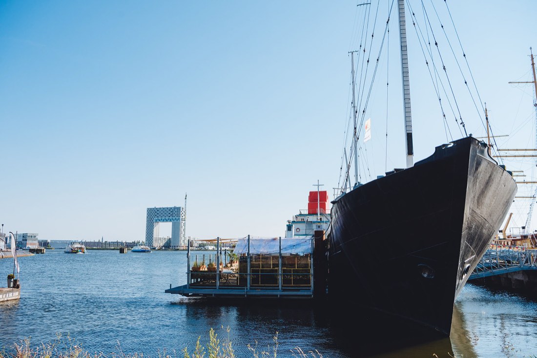 Het Veronica Schip afgemeerd aan de NDSM-Pier in Amsterdam-Noord